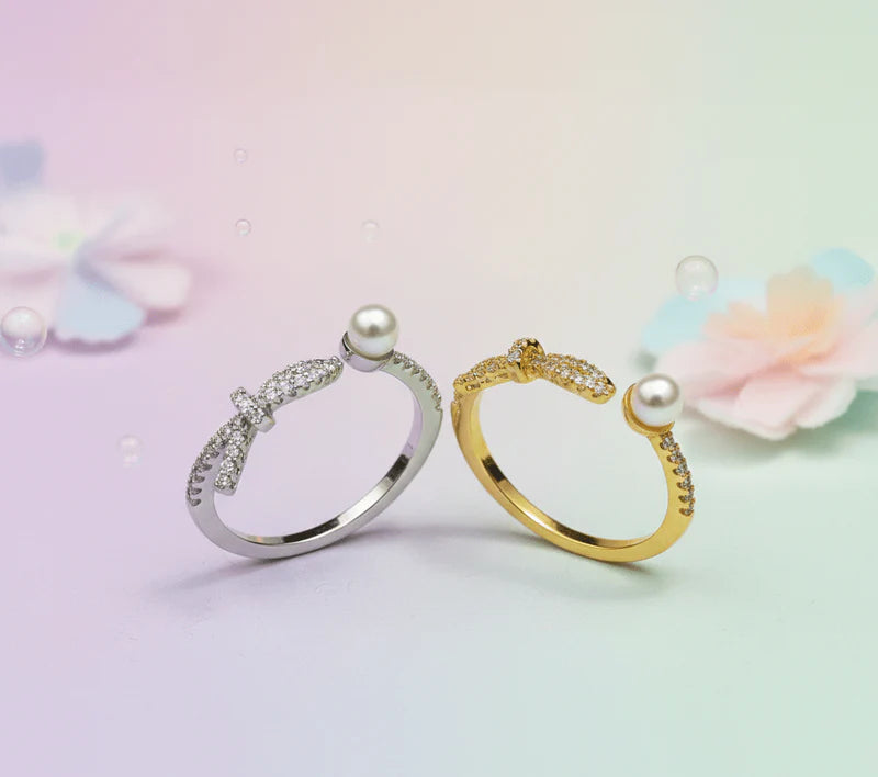 Minimalist pearl twist ring featuring a modern spiral design for everyday wear.